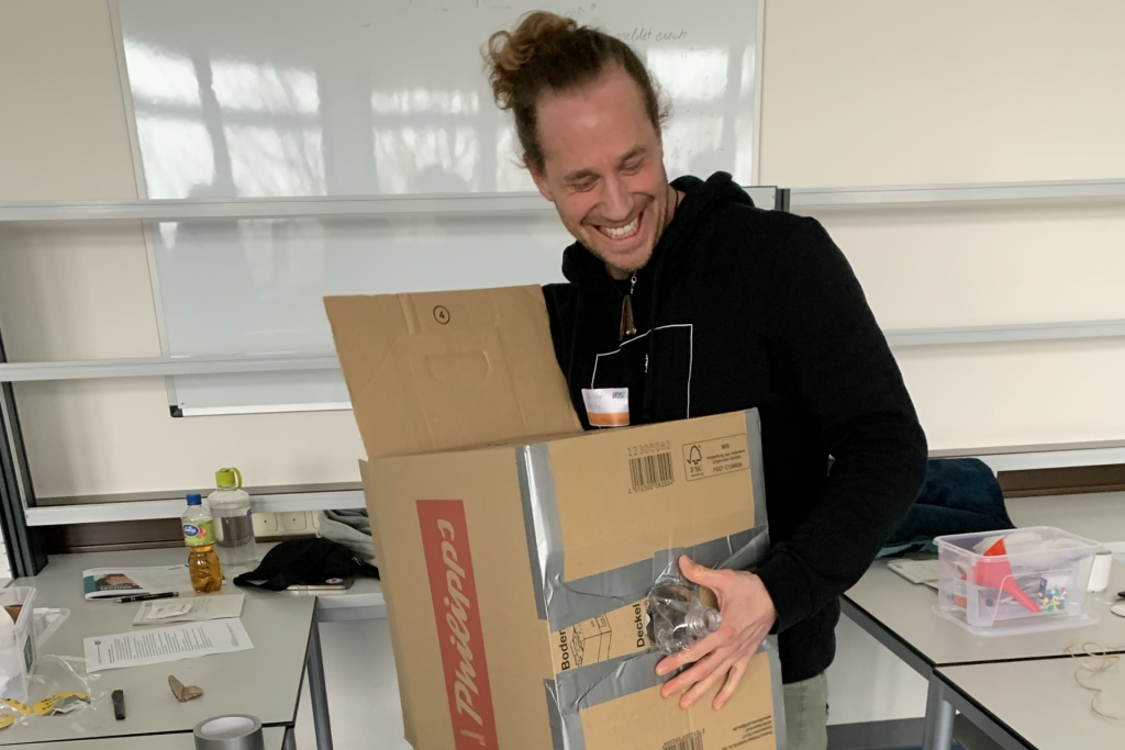 Ein Lehrer baut die Box für den Solar Bottle Workshop
