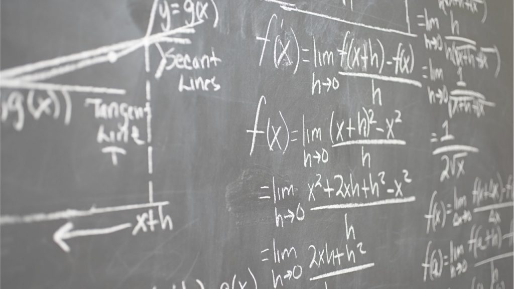 Mathematik-Formeln an einer Tafel